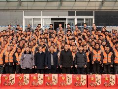 情系農民工 蛇年送祝?！A兆控股為優(yōu)秀農民工發(fā)放春節(jié)禮品